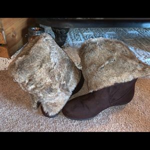 R2 brand boots with fur! Size 8.5